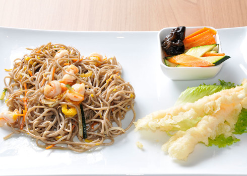 Menu Cha Soba - Spaghetti di grano saraceno saltati con verdure e gamberi, gamberoni in tempura e contorno